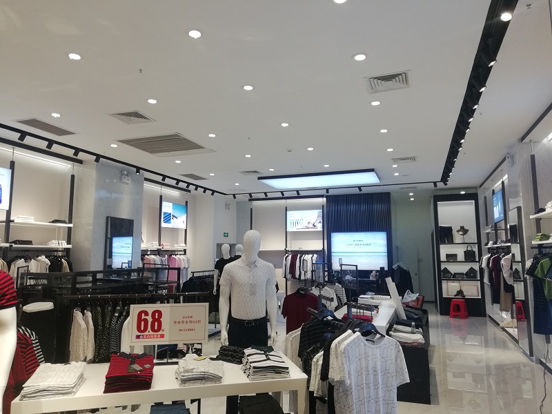 <b>商务男士服装展柜</b>