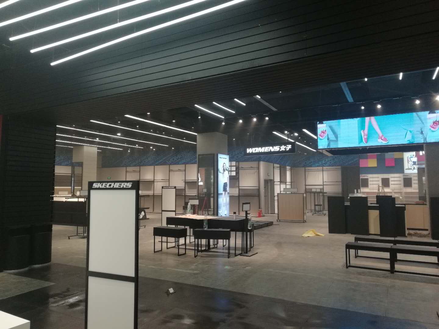 <b>鞋子展示柜</b>